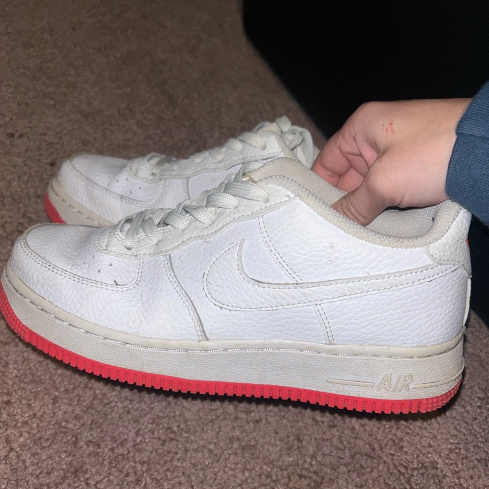 slightly worn. nike air maxes. white with pink bottoms. Women’s size 5.5.